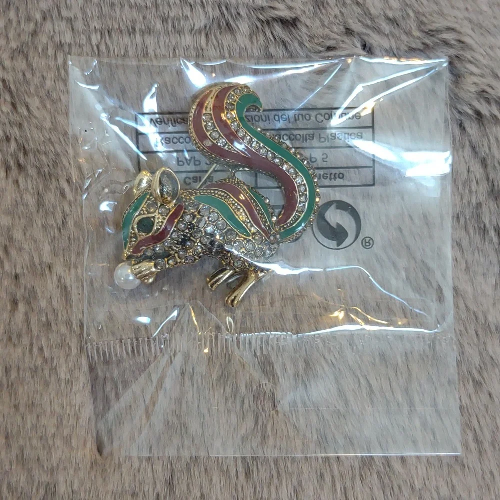 🥳 TRADED! Adorable Squirrel Brooch/Pendant - Picture 5 of 5